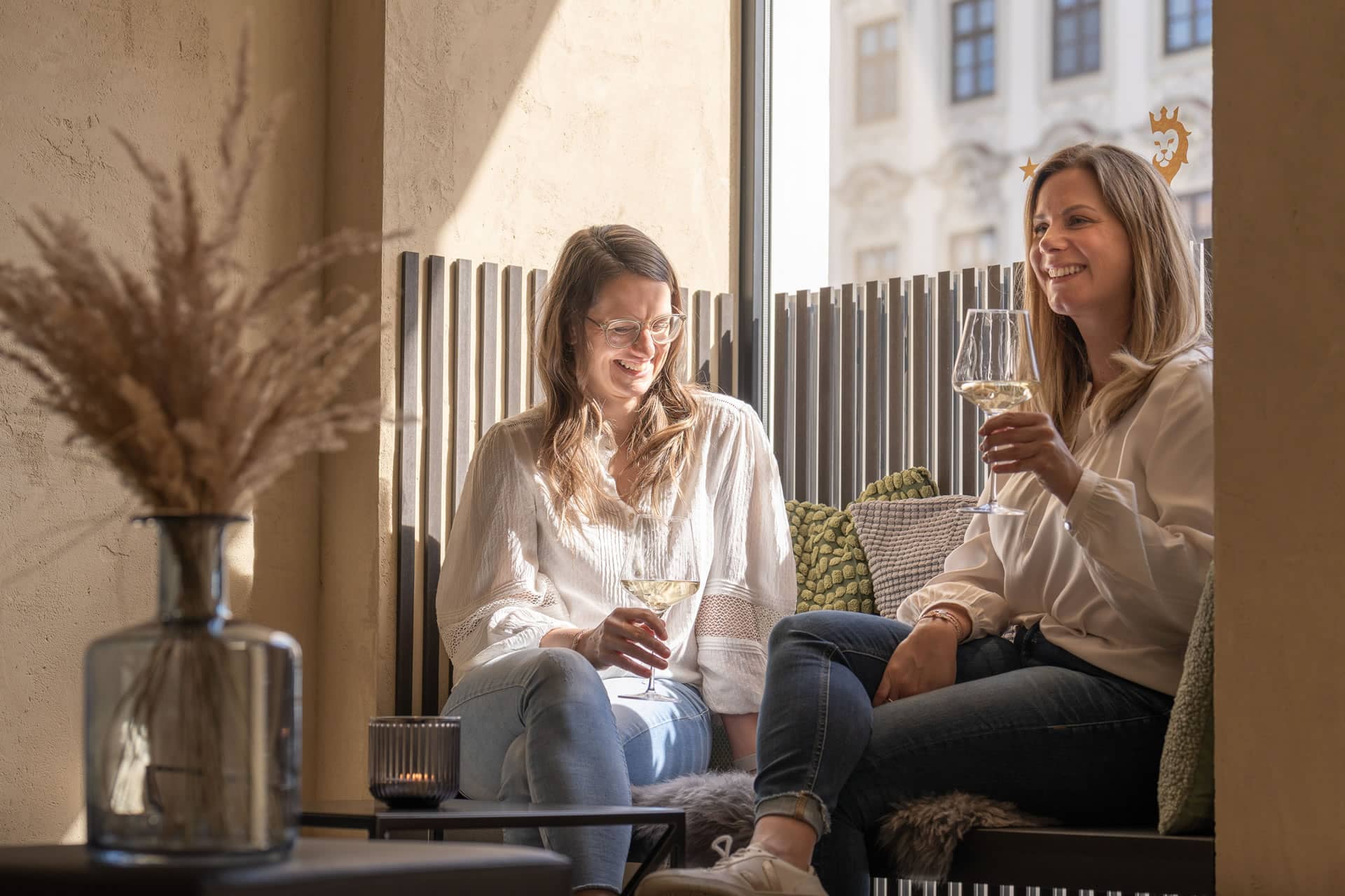 Gesellige Drinks in der Lobby des Stadthotel Steyr am Stadtplatz Steyr